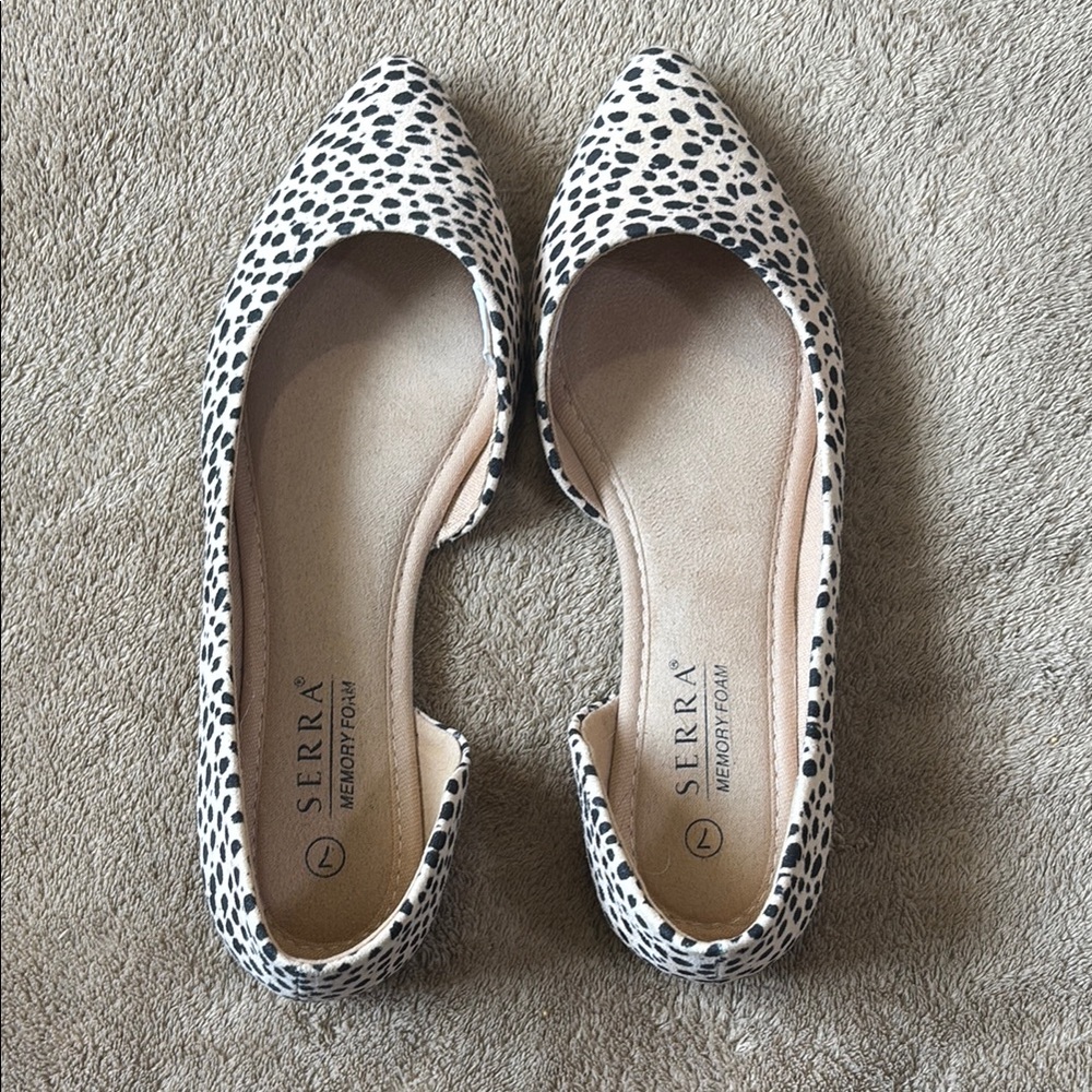 Serra Black and Tan Flats with Sleek Pointed Toe